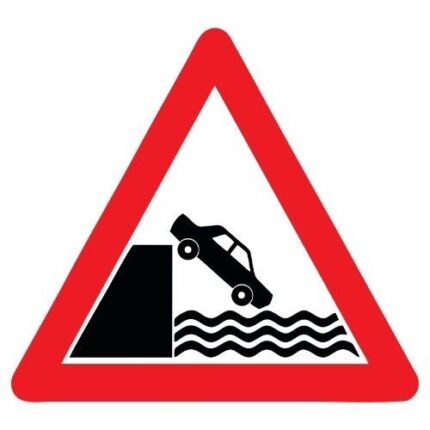 Deniz Ve Nehir Kıyısında Biten Yol Levhası T-6