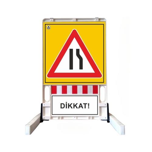 Sağdan Daralan Yol Katlanır Uyarı Levhalı Bariyer Sağdan Daralan Yol Katlanır Uyarı Levhalı Bariyer